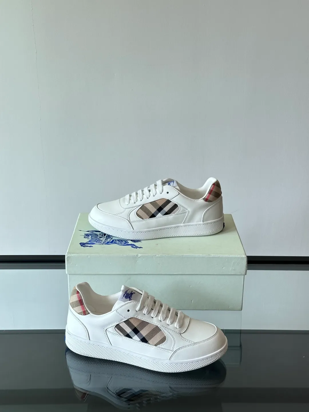 p400💰Men's Shoes ▫️B's men's classic low-top sneakers are reinterpreted with Vintage retro plaid cotton and cowhide materials, and are decorated with a new brand logo. Features embossed Burberry lettering logo on heel and original outsole! Size: 38-44 (45.46 customized)